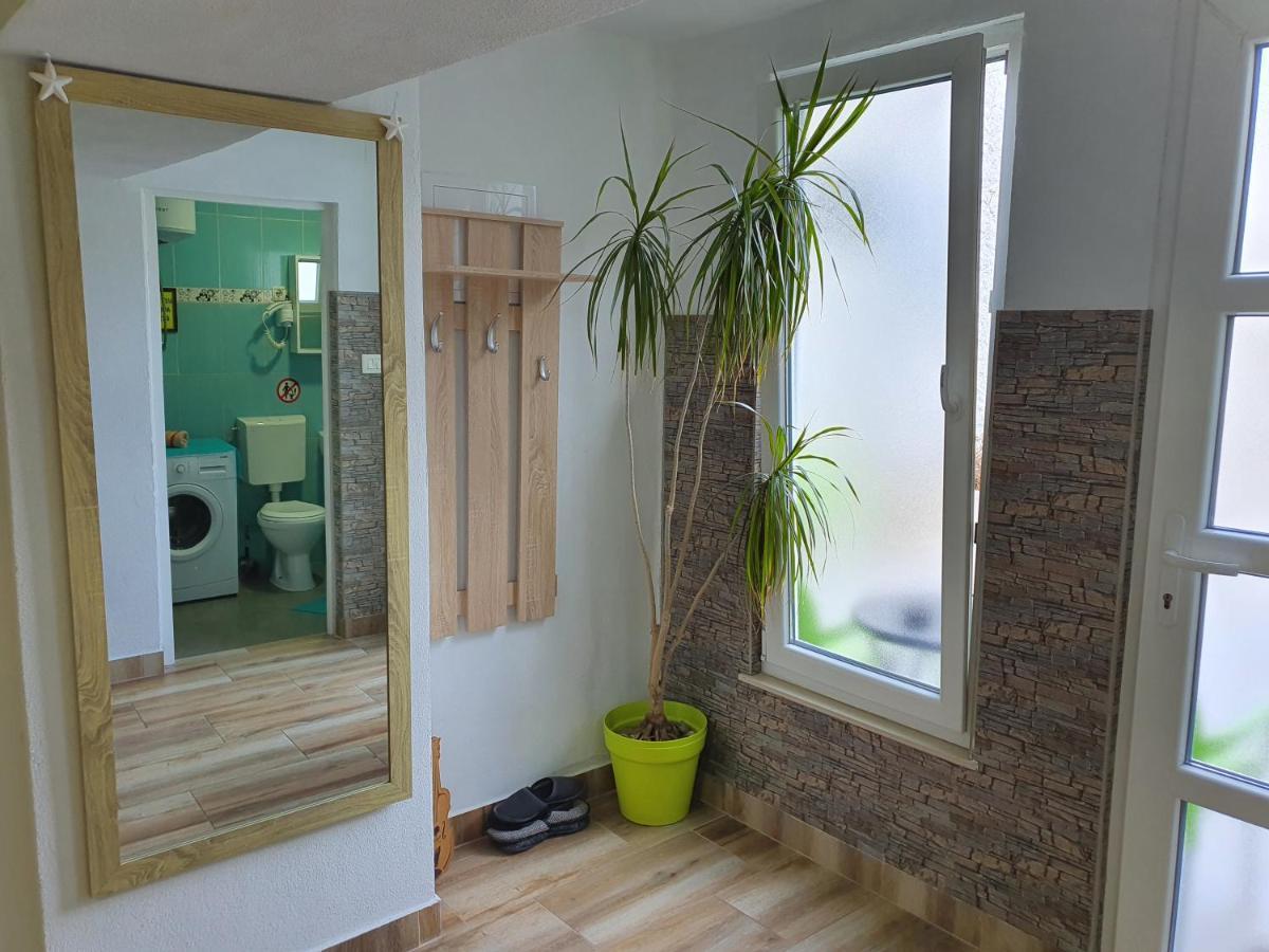 Family Apartment Near Old Town โมสตาร์ ภายนอก รูปภาพ