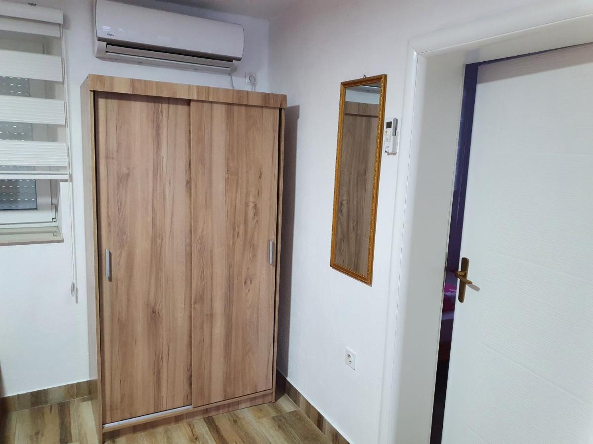 Family Apartment Near Old Town โมสตาร์ ภายนอก รูปภาพ