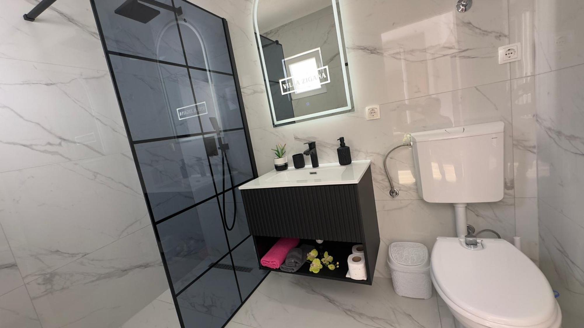 Family Apartment Near Old Town โมสตาร์ ภายนอก รูปภาพ