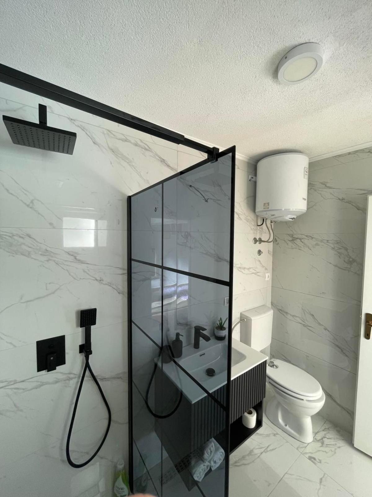 Family Apartment Near Old Town โมสตาร์ ภายนอก รูปภาพ